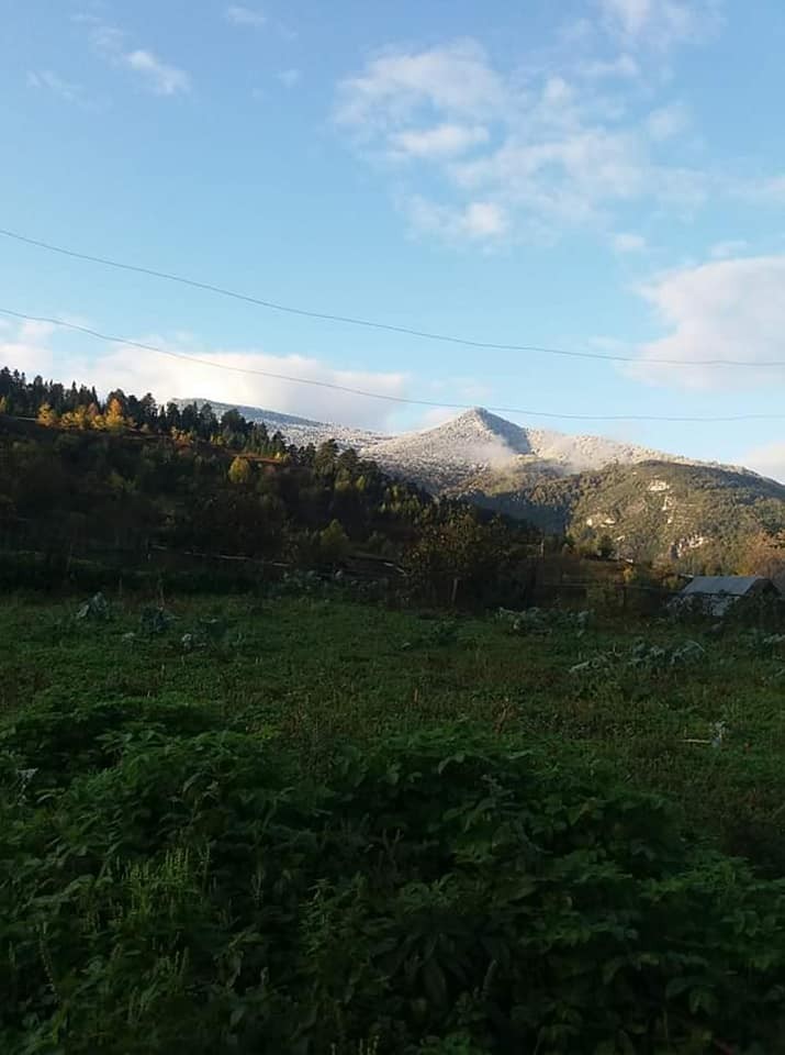 Mevsimin ilk karı düşen Hacıağaç Dağı'nda kartpostallık görüntü
