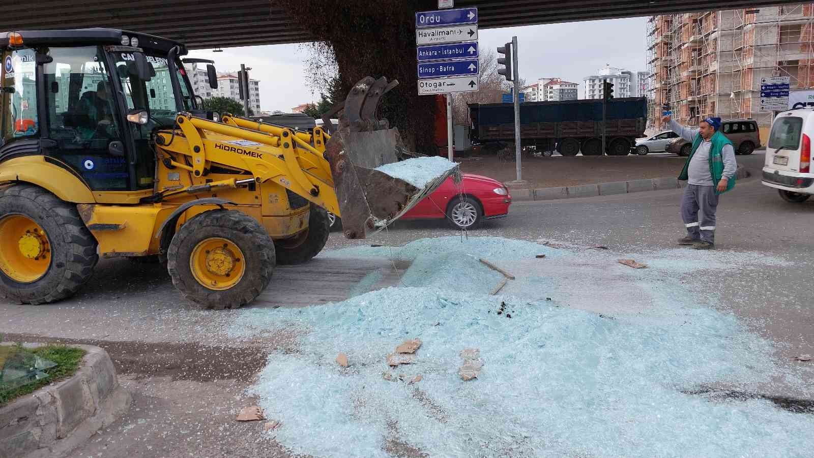 115 bin liralık duşakabin camı araçtan yola savrulup kırılınca üzüntüsünden ağladı
