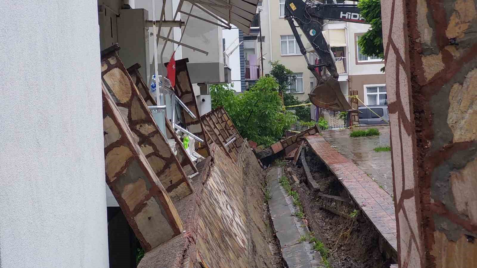 Samsun'da selden yıkılan parkın duvarı evlerin balkonlarına zarar verdi
