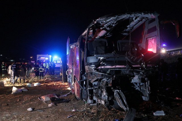 Samsun'a gelen turistleri taşıyan otobüs devrildi: Olay yerinden fotoğraflar