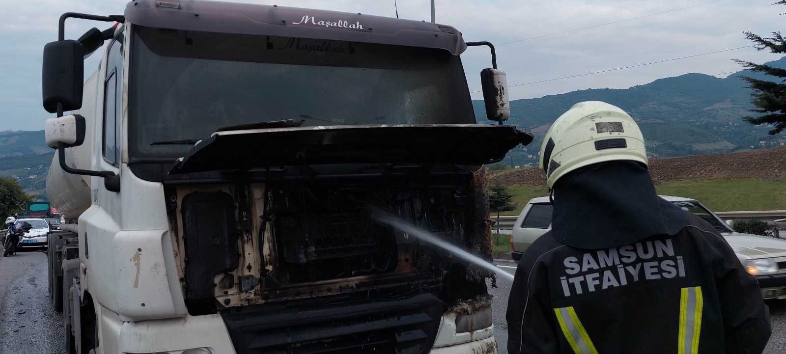 Akaryakıt yüklü tankerde yangın çıktı, kadın polis söndürmek için destek verdi
