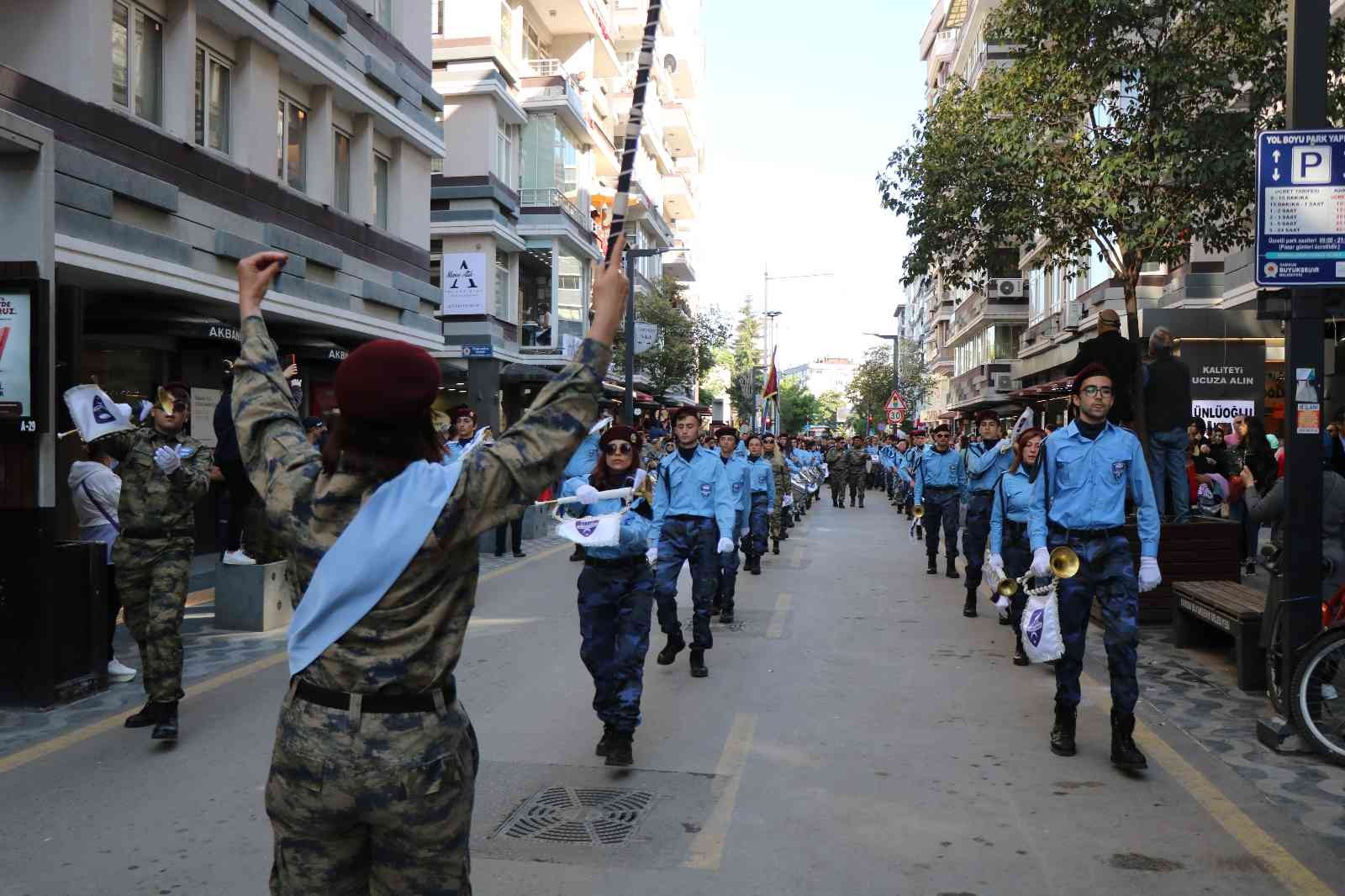 1919 metrelik bayrakla caddeler şenlendi
