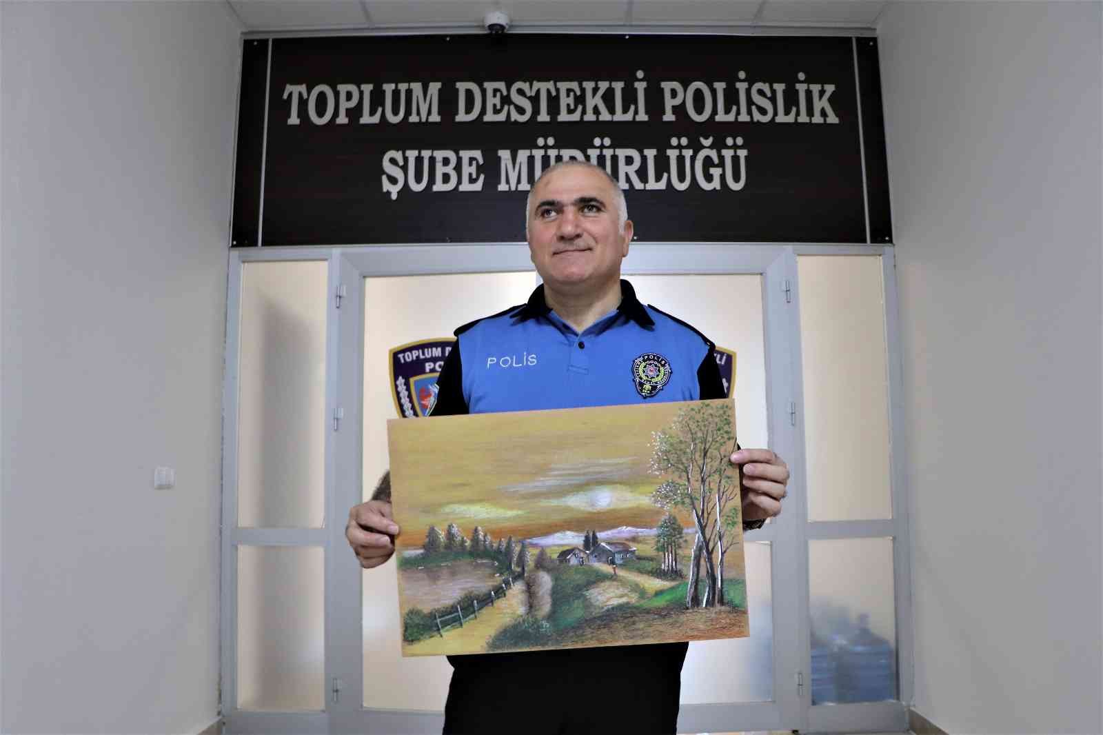 Ressam polis, 20 sergi açtı
