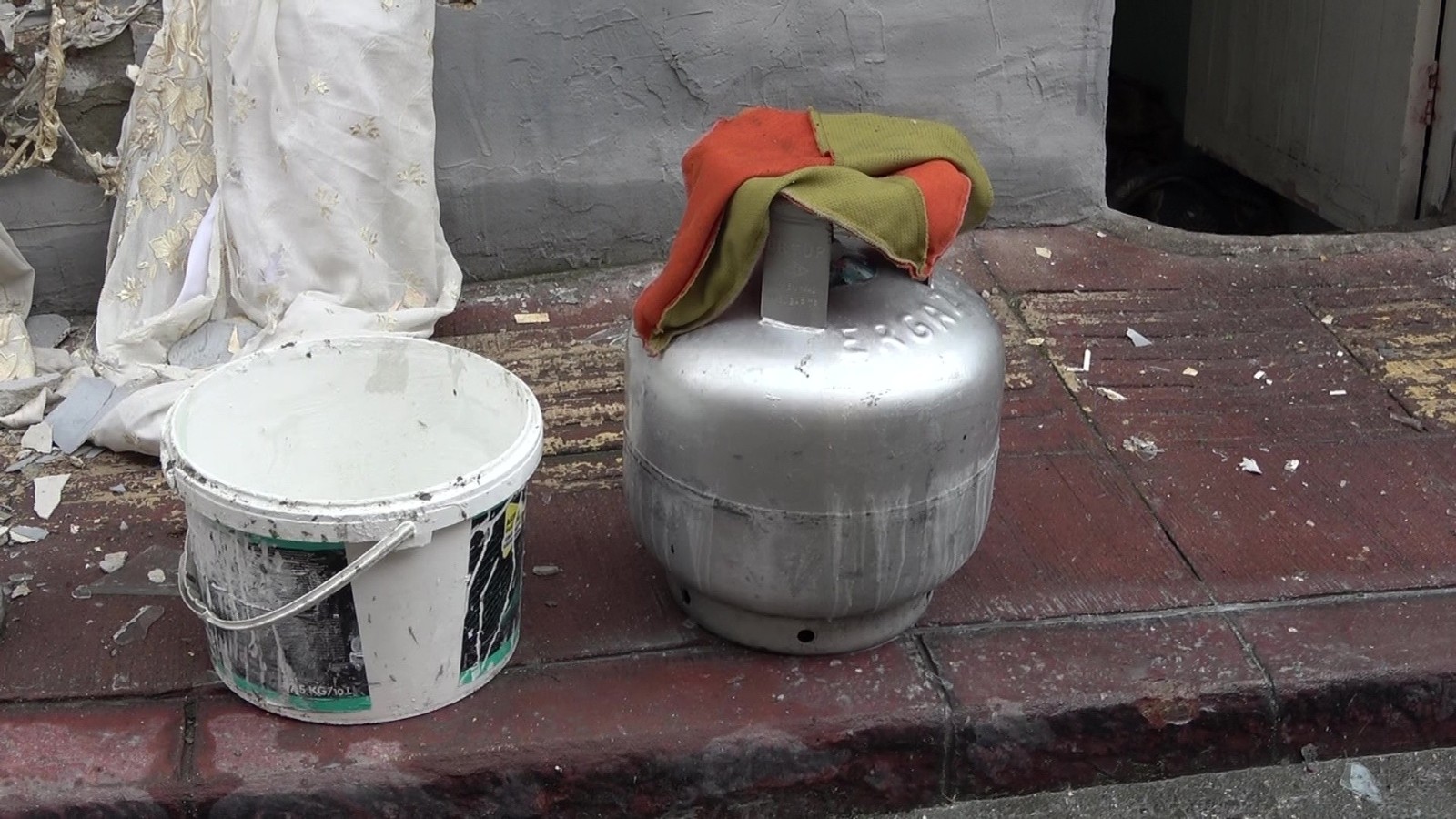 Tüpten sızan gaz bomba gibi patladı, mahalle ayağa kalktı
