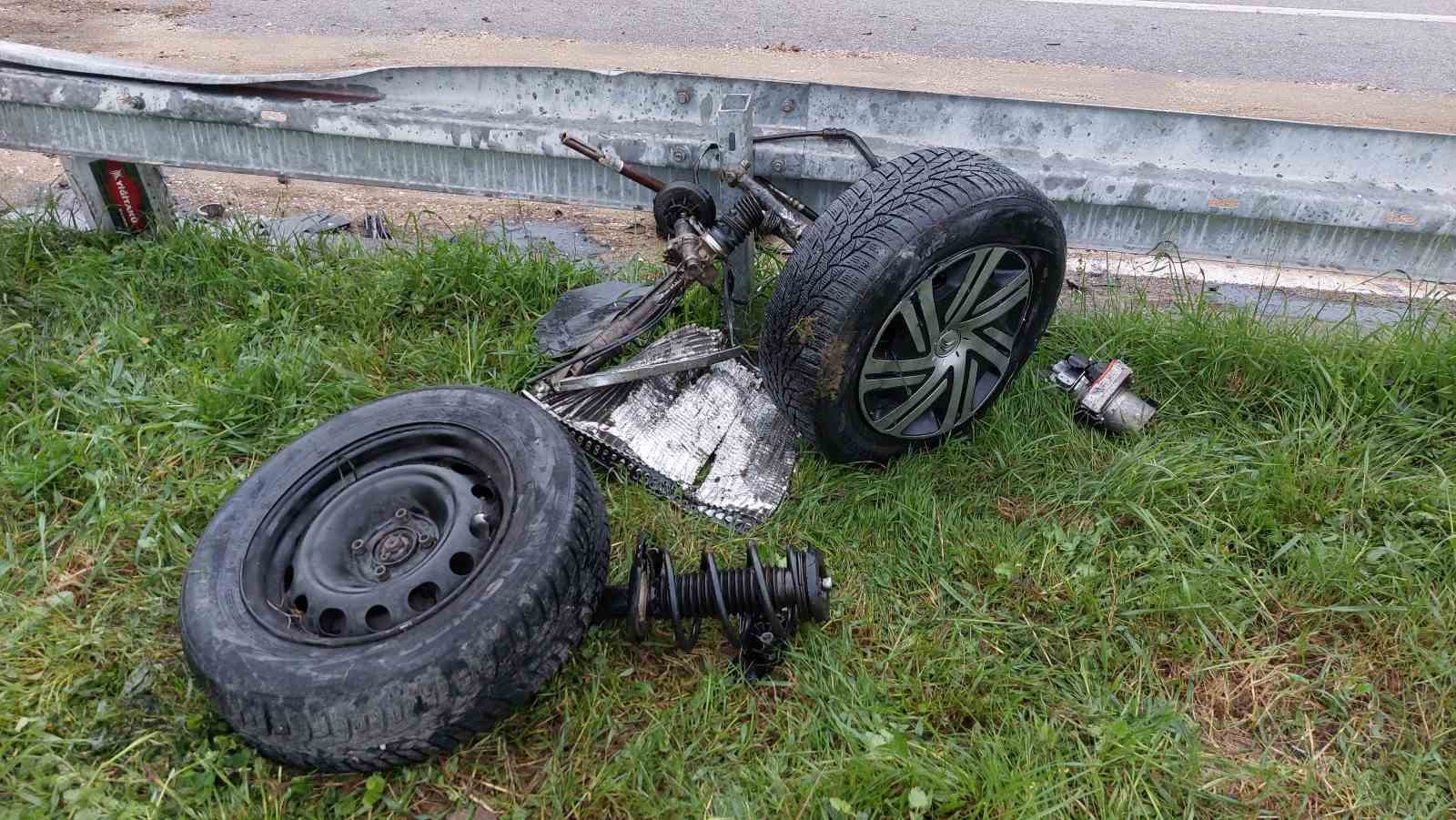 Bariyere çarpan hafif ticari araç takla attı: 1'i ağır 2 yaralı
