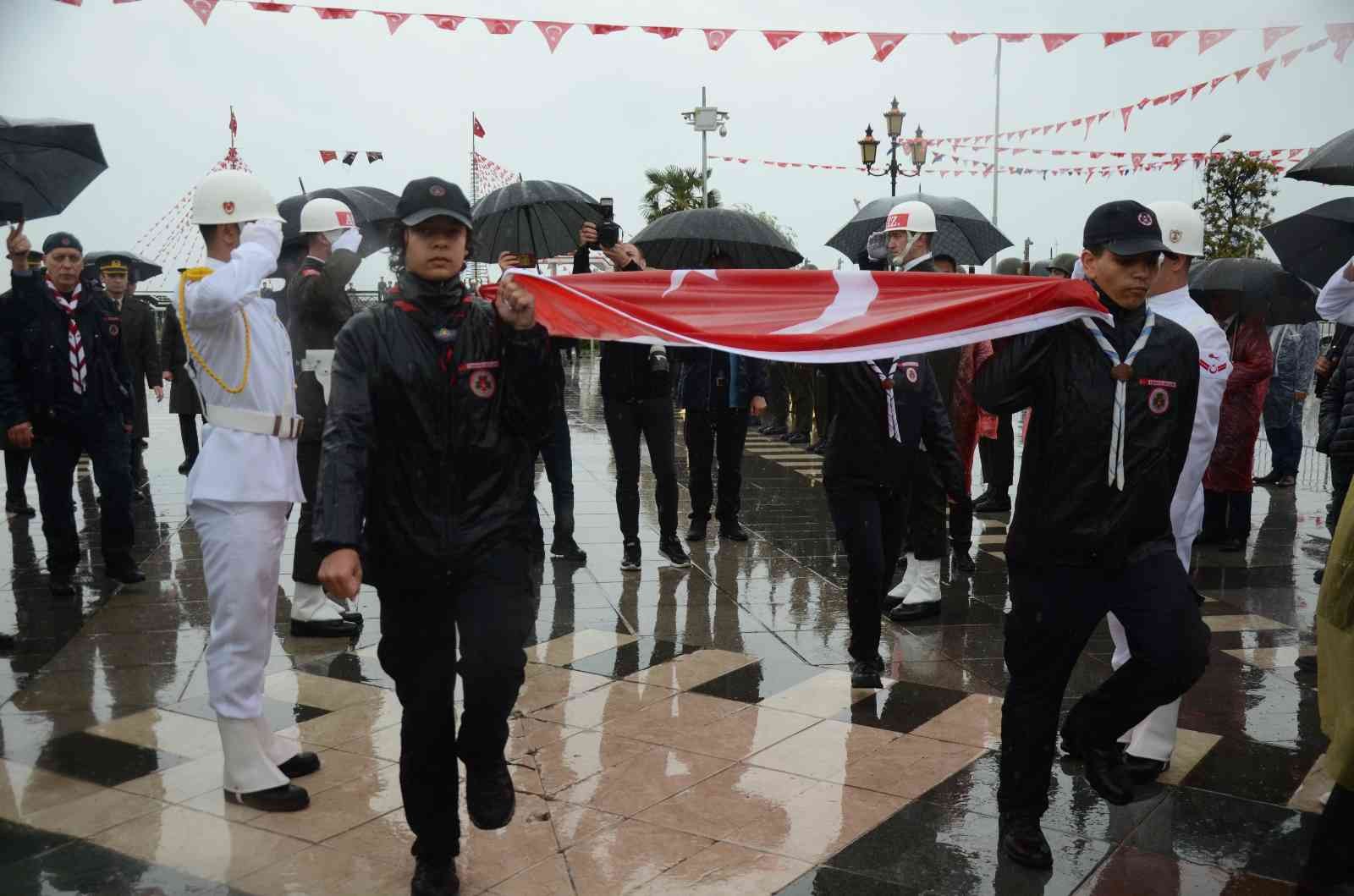 Atatürk'ü temsil den bayrak karaya çıkartıldı
