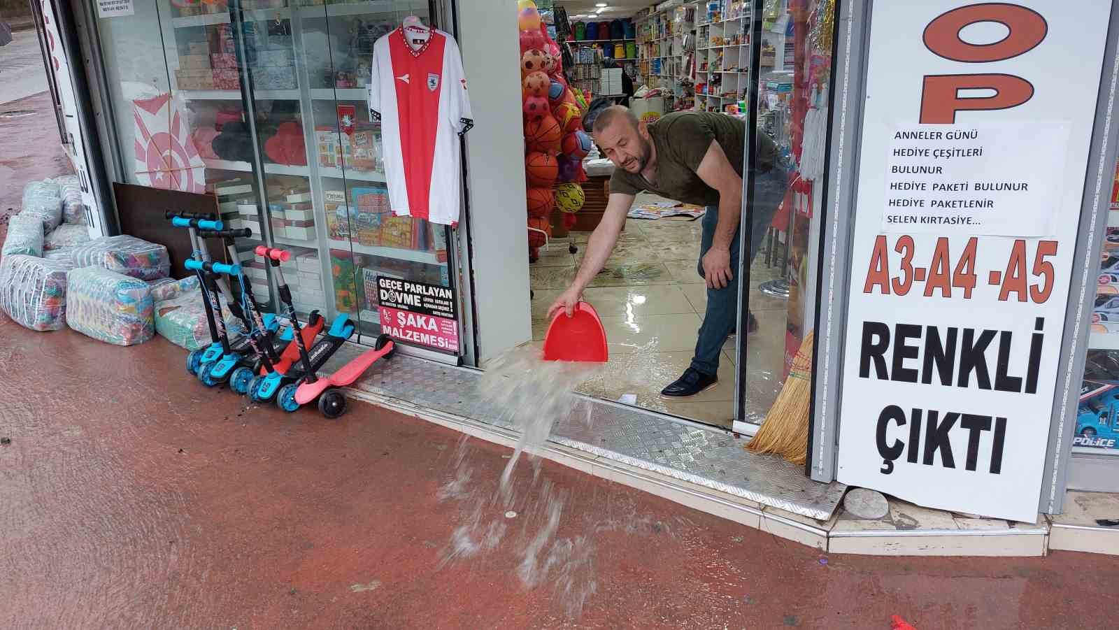 Samsun'da sel felaketi! Yollar çöktü, araçlar yolda kaldı