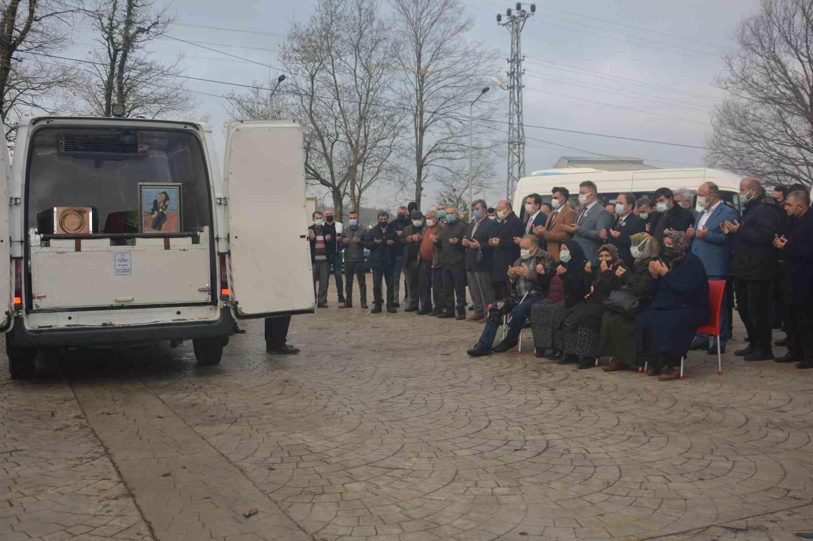 Kazada eşi ile birlikte ölen Edanur öğretmen için görev yaptığı okul önünde tören
