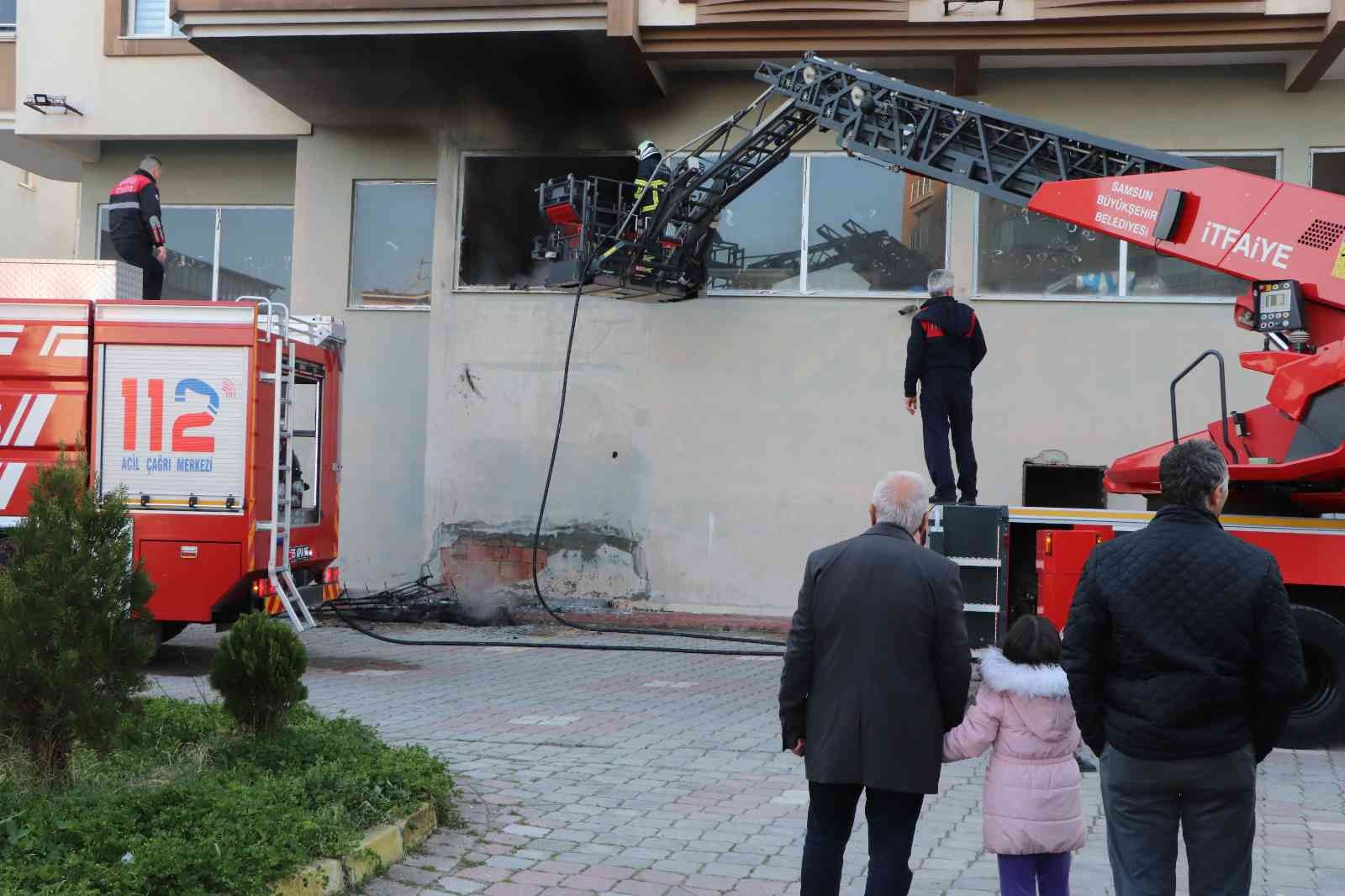 İnşaat malzemeleri deposunda yangın
