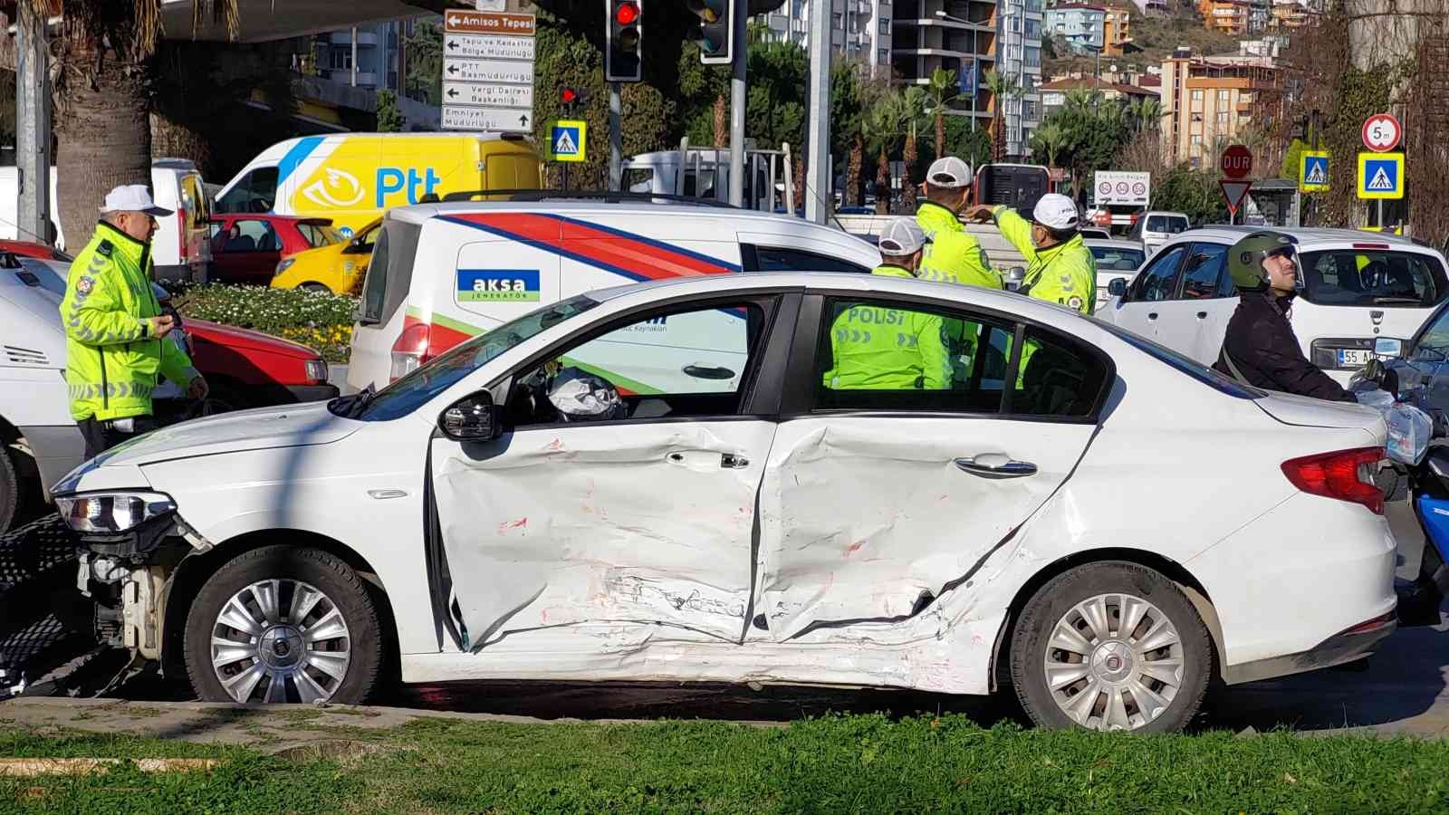 Samsun'da kavşakta iki otomobil çarpıştı: 2 yaralı
