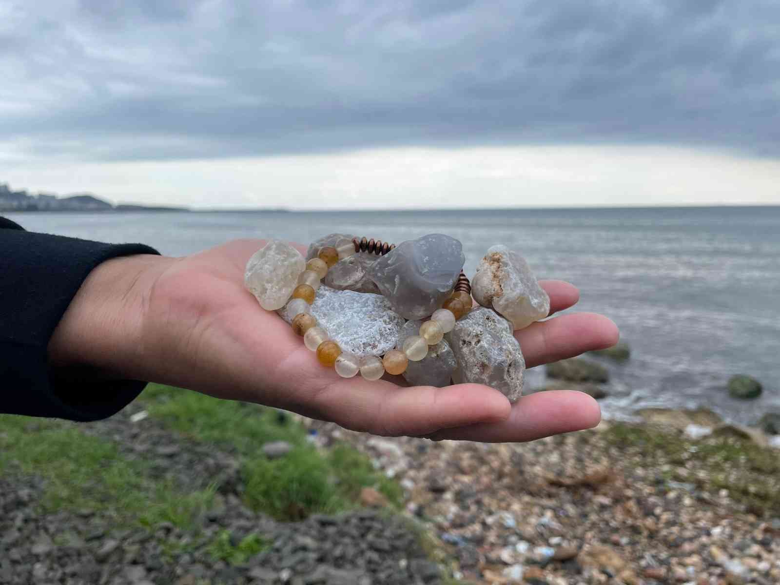 Fatsa sahilindeki değerli taşlar ilgi çekiyor
