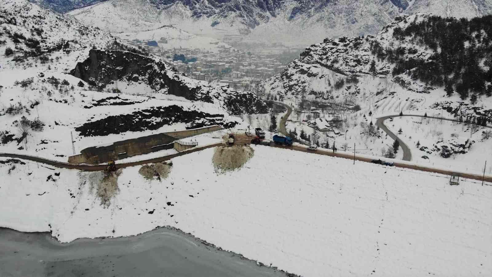 Sokaklardaki karları toplayıp baraj gölüne taşıdılar
