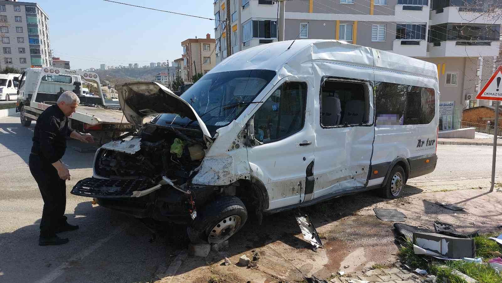 Öğrenci servisi ile cip çarpıştı: 9'u öğrenci 15 yaralı
