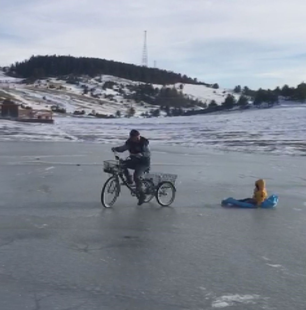 Çıldır değil Sinop: Buz tutan gölde bisiklet sürüp semaver yaptılar

