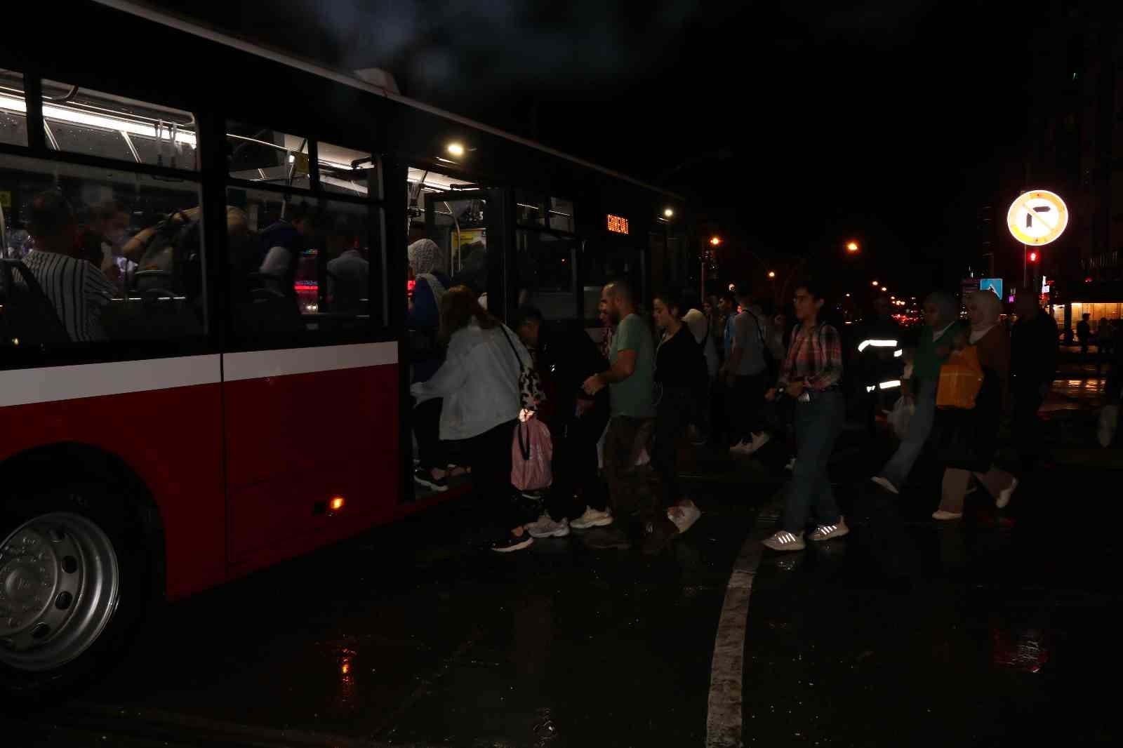 Samsun'u sağanak vurdu, hayat felç oldu
