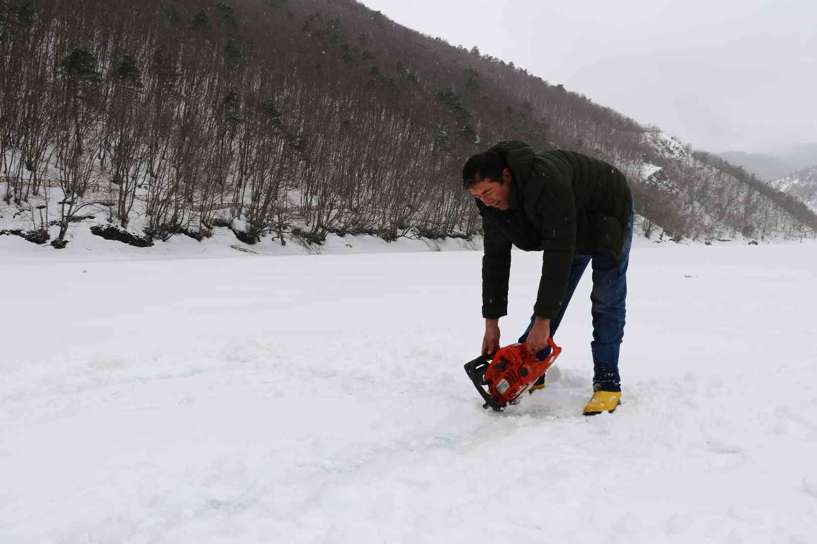 Boraboy Gölü'nde ilk: 50 cm buz oluştu
