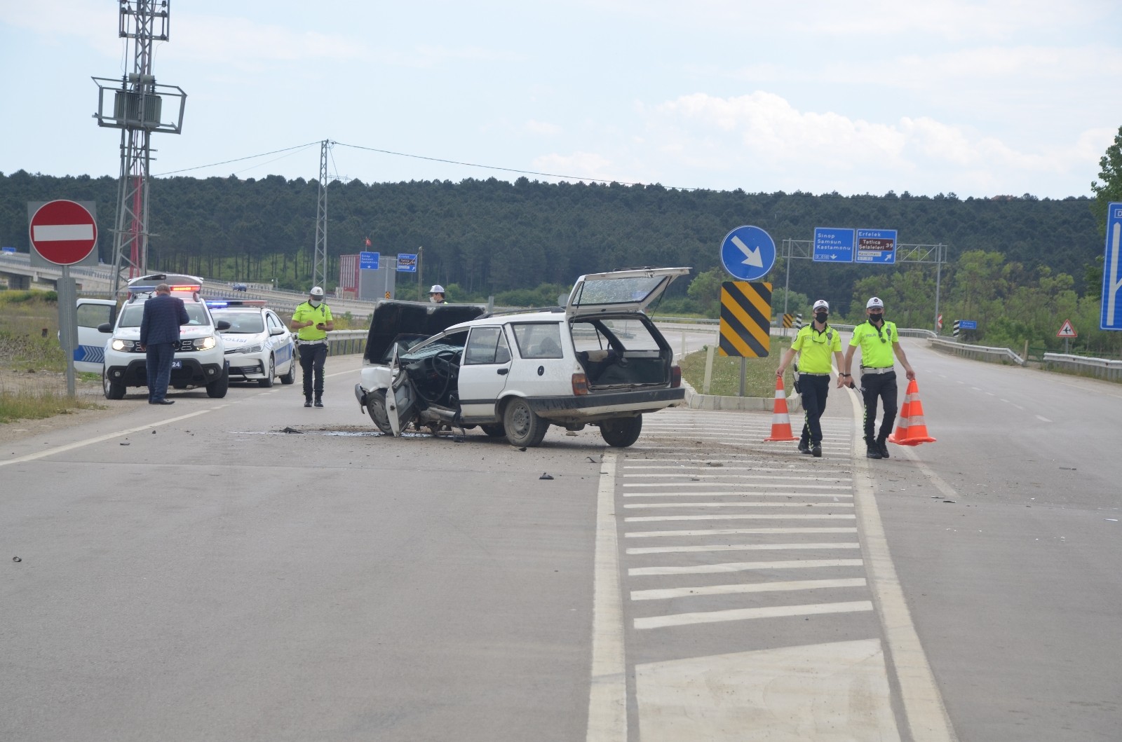 Sinop'ta iki otomobilin çarpıştığı kazada LPG tankı yola fırladı: 3 yaralı
