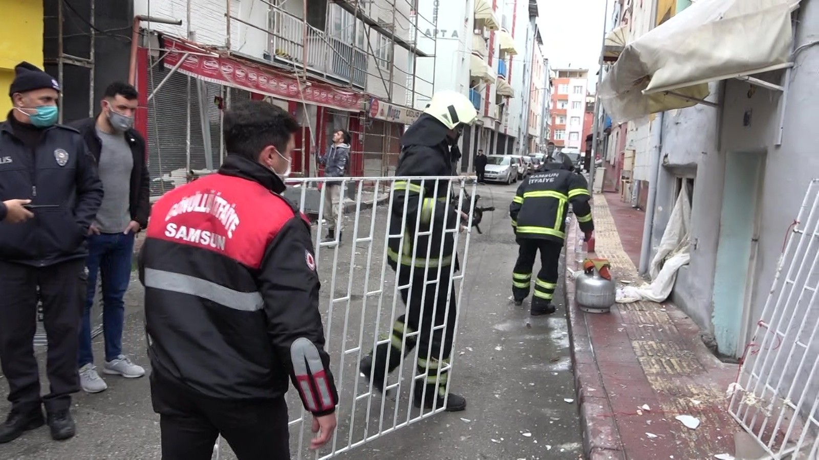 Tüpten sızan gaz bomba gibi patladı, mahalle ayağa kalktı

