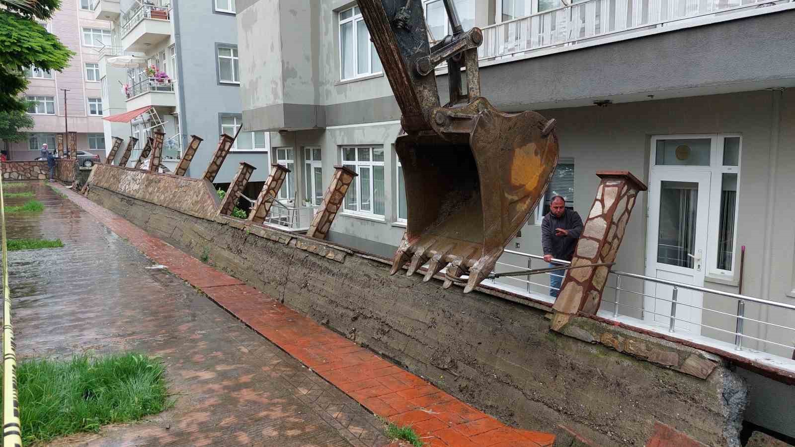 Samsun'da selden yıkılan parkın duvarı evlerin balkonlarına zarar verdi
