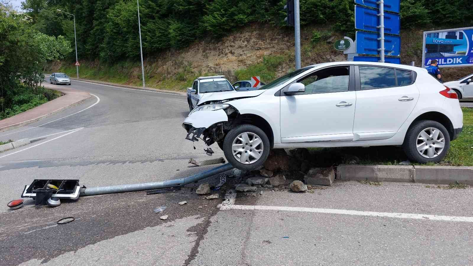 Samsun'da trafik lambasına çarpan otomobil hurdaya döndü
