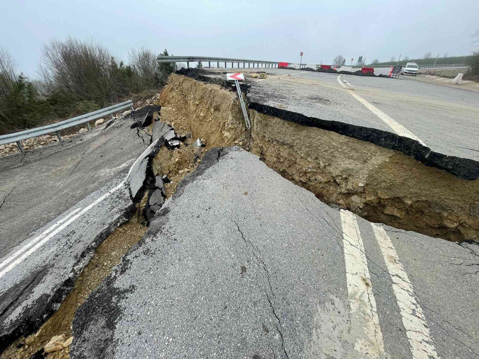 Karadeniz'i İstanbul'a bağlayan yol çöktü
