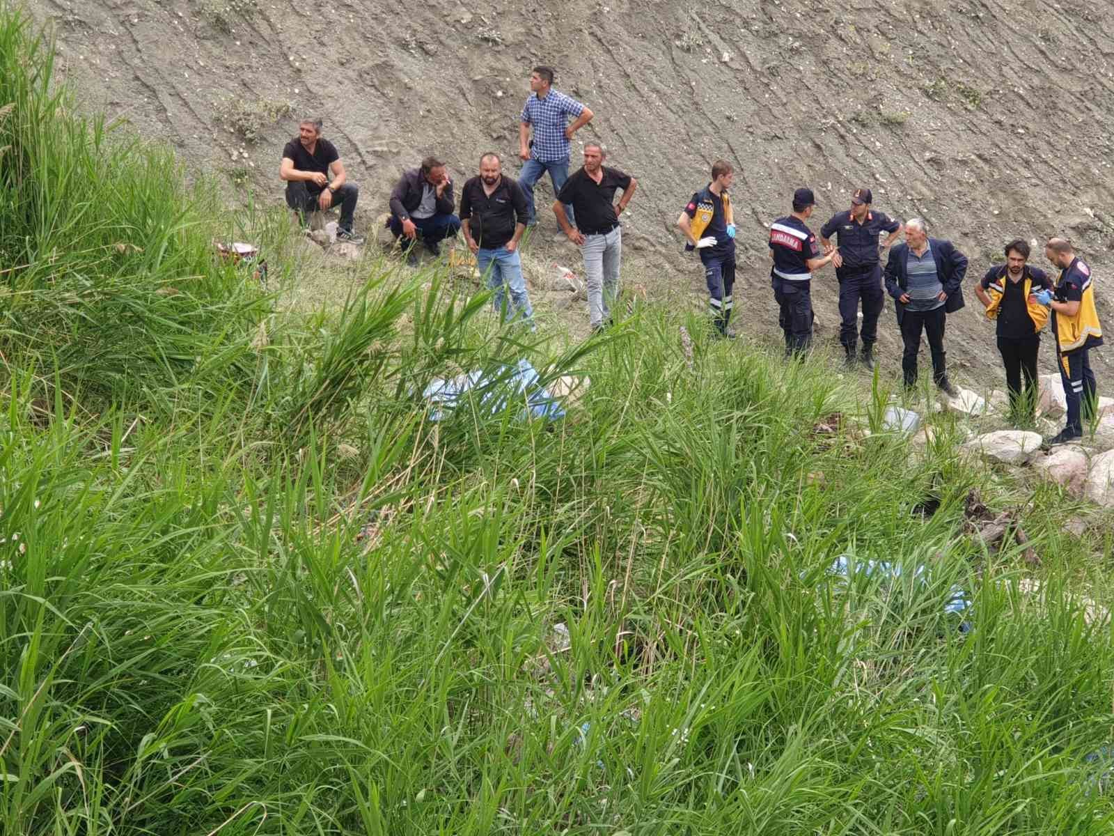 Tokat'ta minibüs uçuruma yuvarlandı. 4 ölü, 1 yaralı
