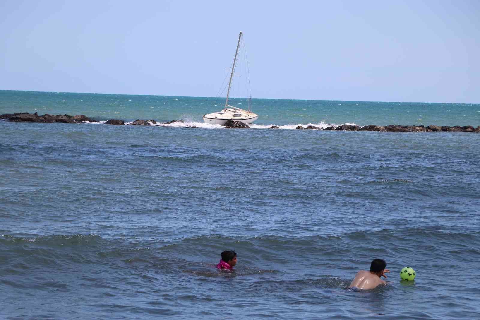 Yelkenli tekne dalgakırana çarptı, 3 kişi ölümden döndü
