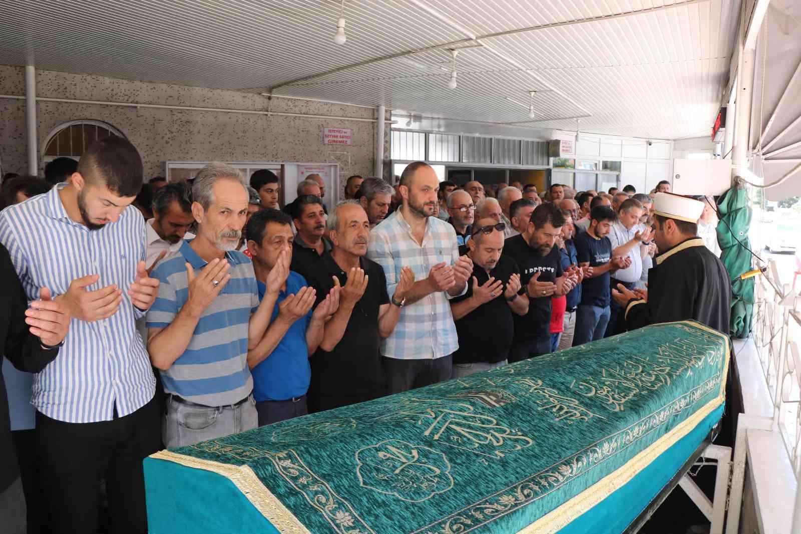 Kızını kurtarmak isterken boğulan babaya veda
