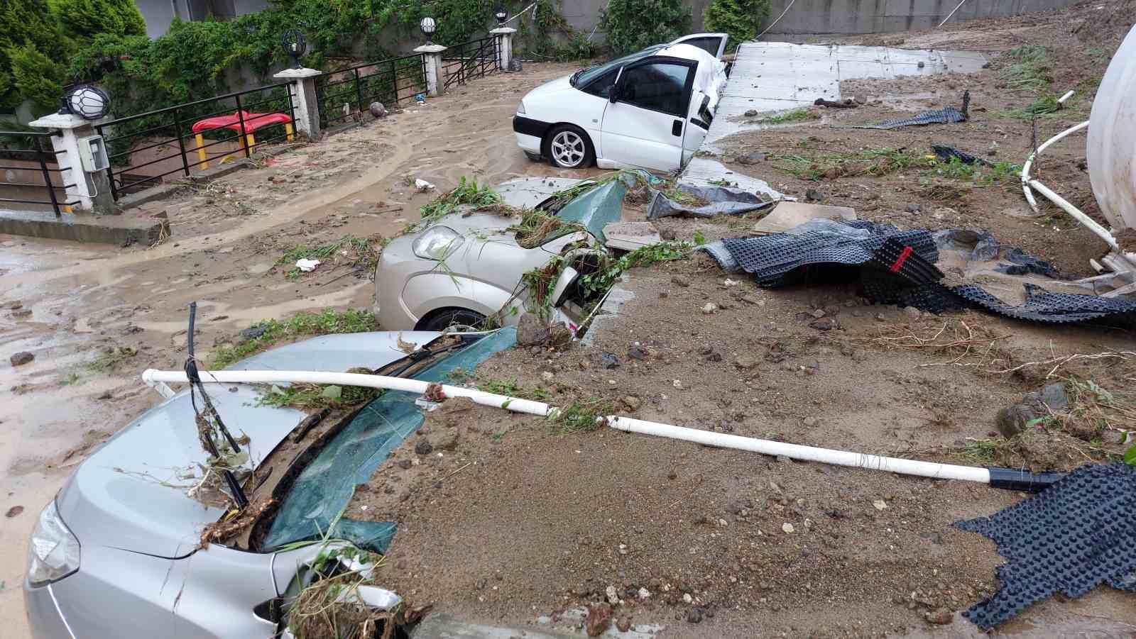 Samsun'da istinat duvarı araçların üzerine çöktü