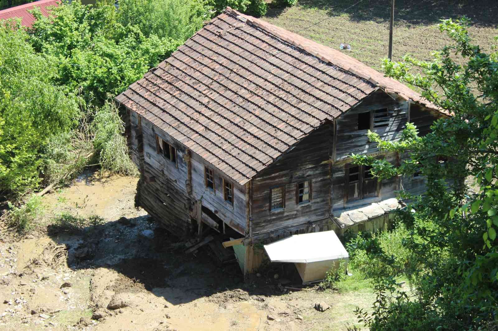 Sinop'ta heyelan: 2 ev ve 1 samanlıkta zarar oluştu
