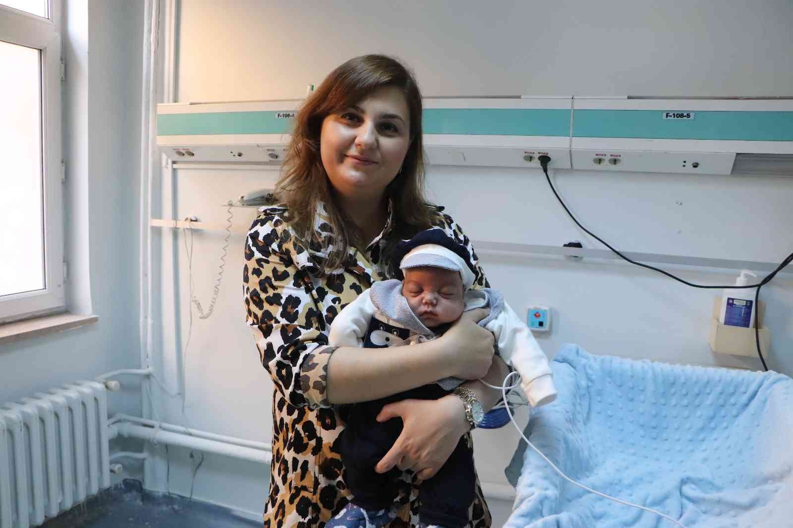 810 gram doğan 'Cesur' bebek
