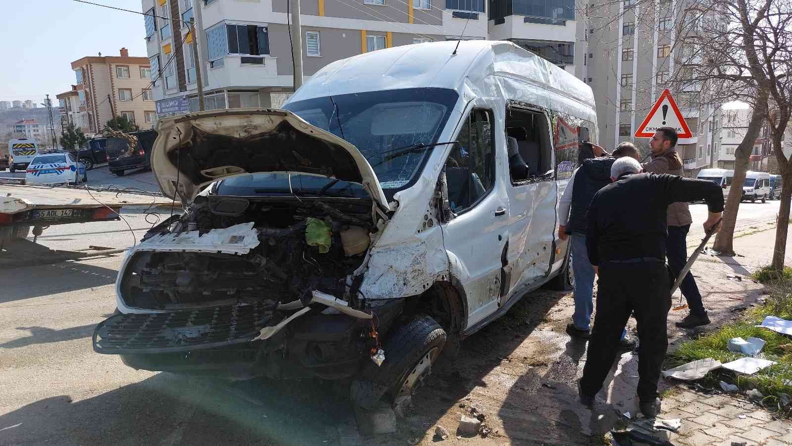 Öğrenci servisi ile cip çarpıştı: 9'u öğrenci 15 yaralı
