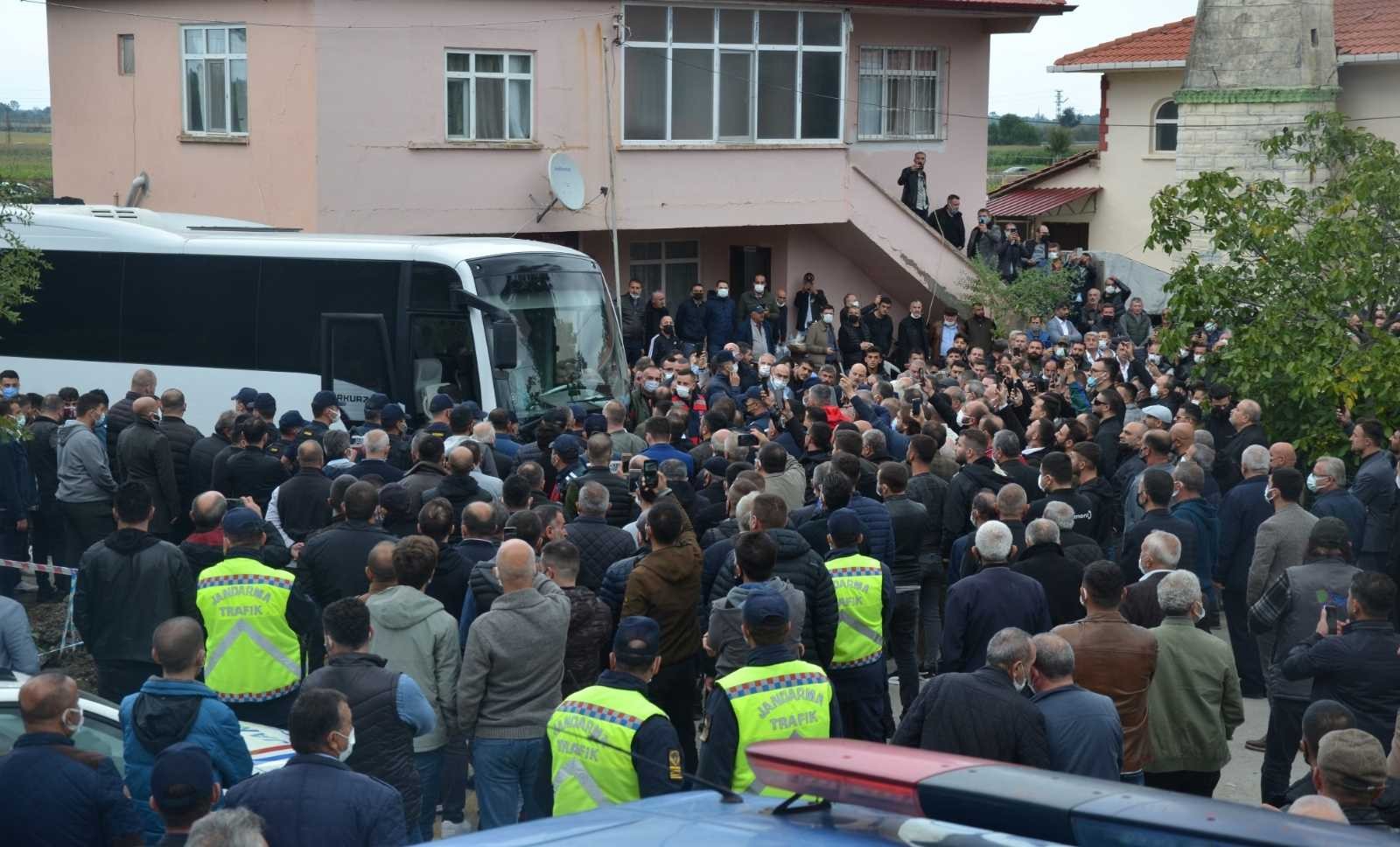 Yeraltı dünyasının ünlü ismi Sedat Şahin kardeşinin cenazesine katıldı
