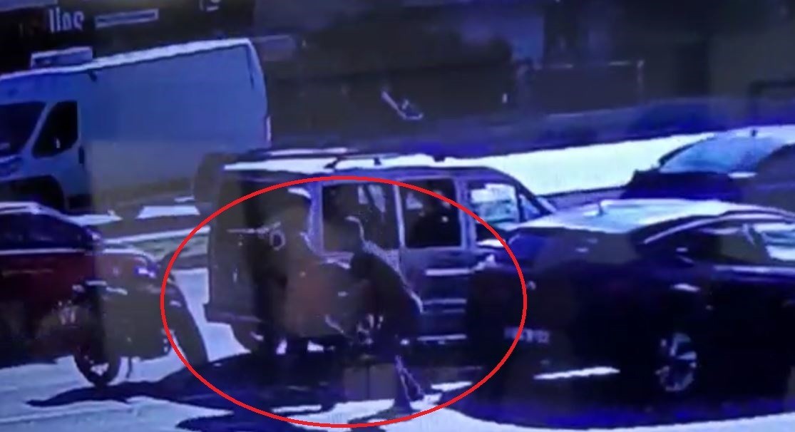 Trafikte yol verme tartışmasında polis memuru bıçaklandı: Olay anı kamerada
