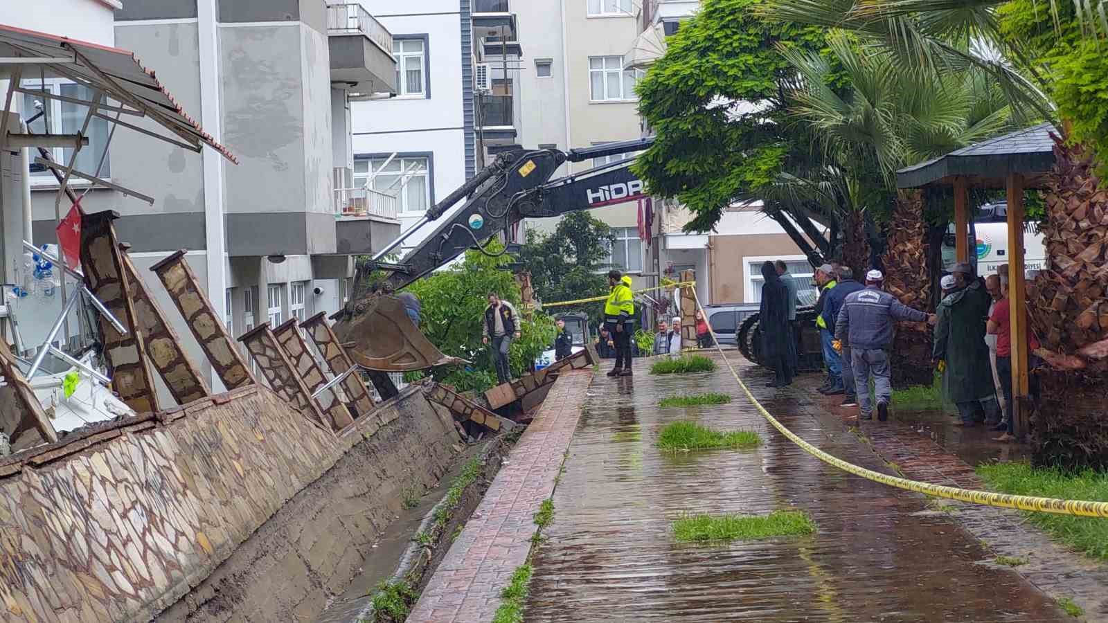 Samsun'da selden yıkılan parkın duvarı evlerin balkonlarına zarar verdi
