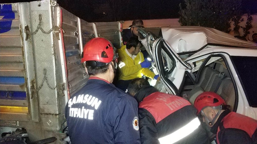 Samsun'da aracıyla tırın altına giren iş adamı ağır yaralandı
