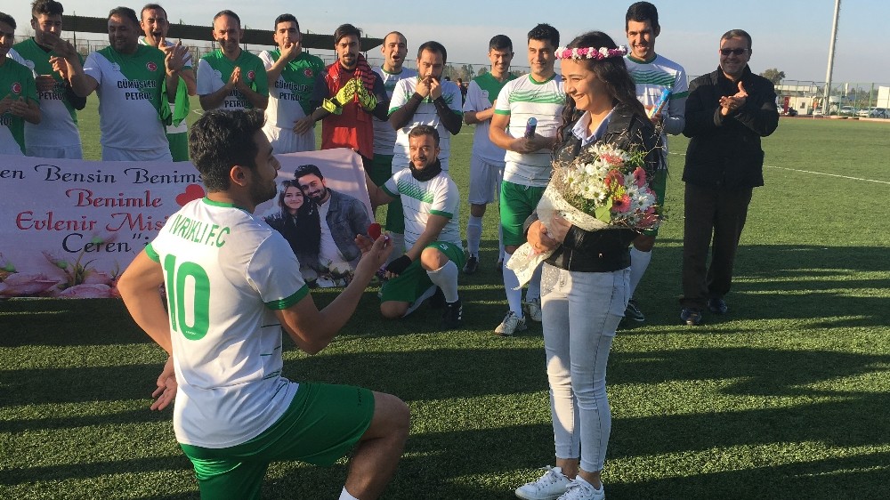 Futbolcudan kız arkadaşına sahada sürpriz evlenme teklifi
