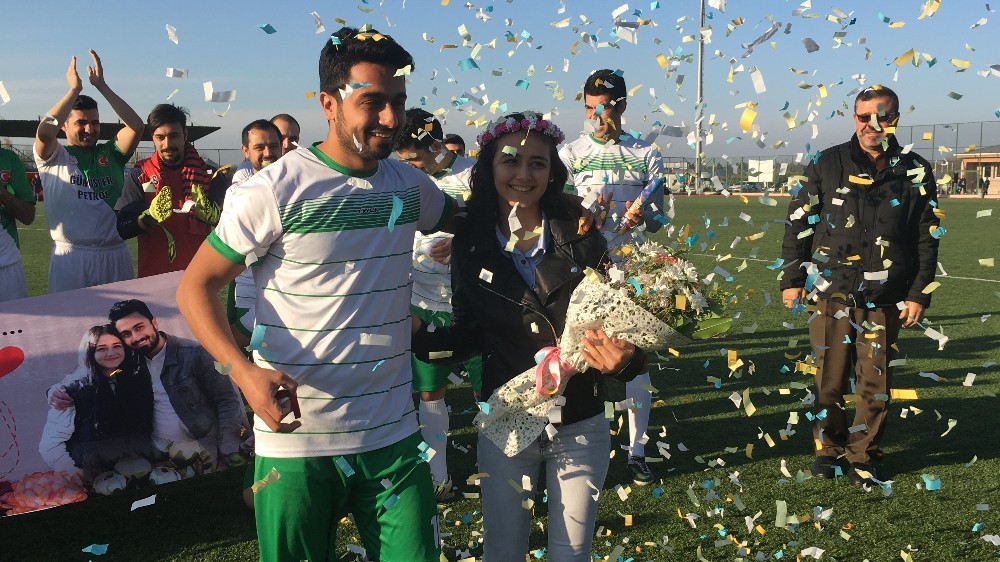 Futbolcudan kız arkadaşına sahada sürpriz evlenme teklifi
