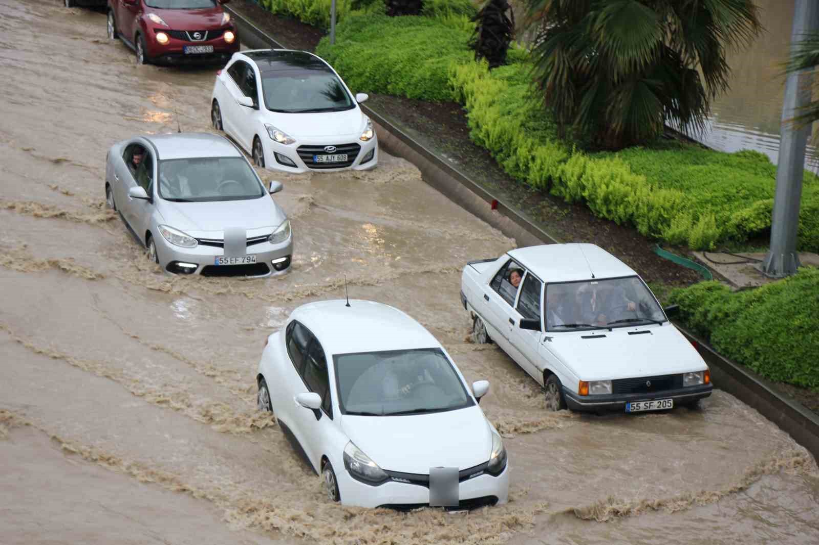 Samsun yine sele teslim: Karayolu göle döndü
