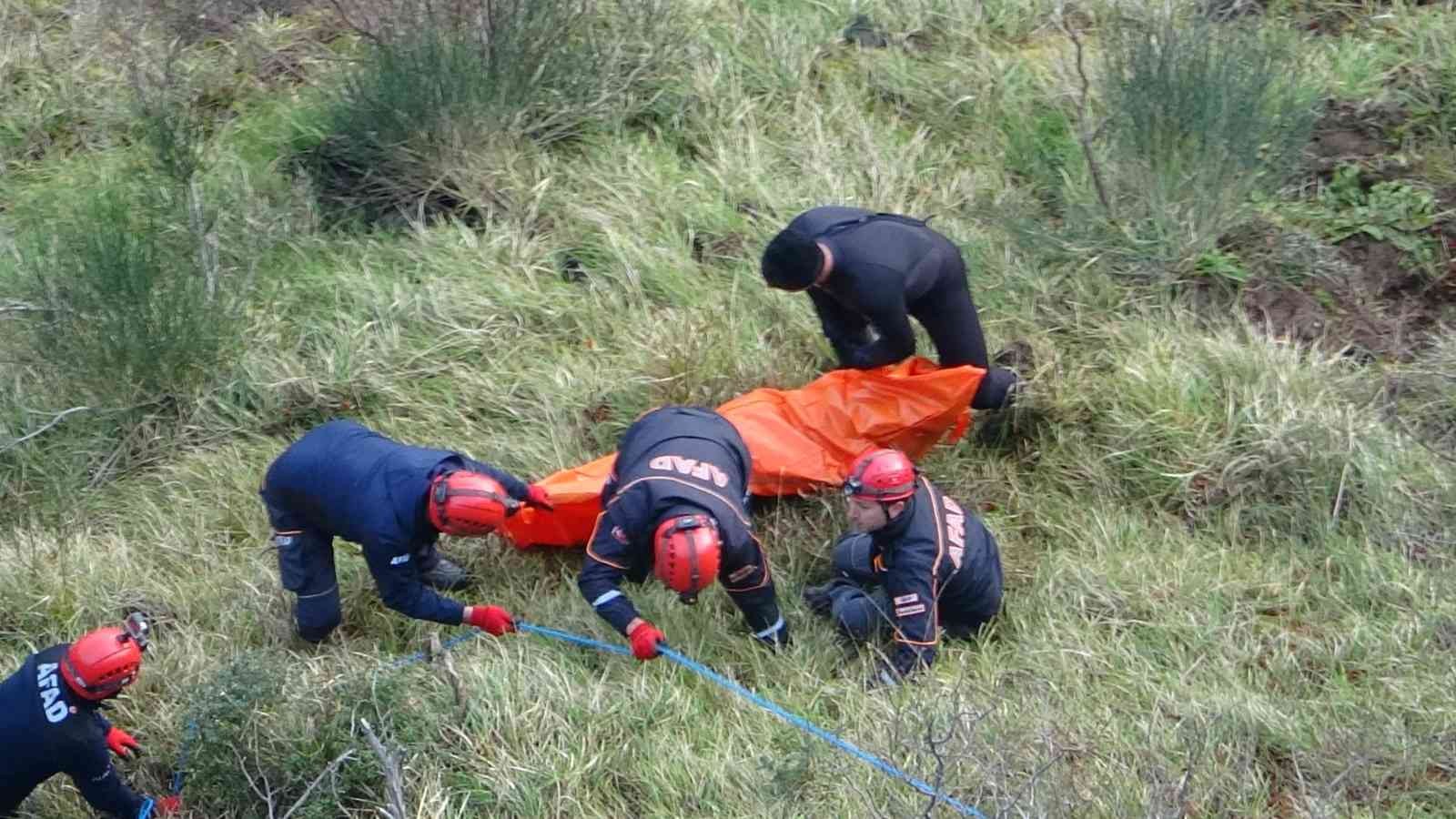 Sinop'ta kayalıklarda bulunan ceset bulunduğu yerden AFAD ekiplerince alındı
