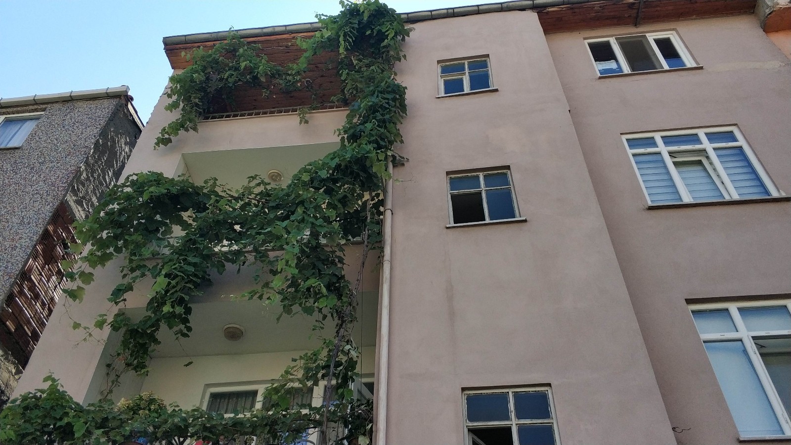 Anahtarı evde unutup balkondan eve girmek isterken 3. kattan düştü
