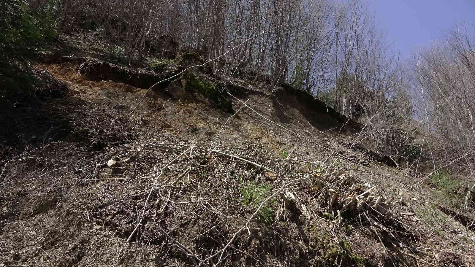 Sinop'ta 44 yıl önce boşaltma kararı verilen köyde heyelan
