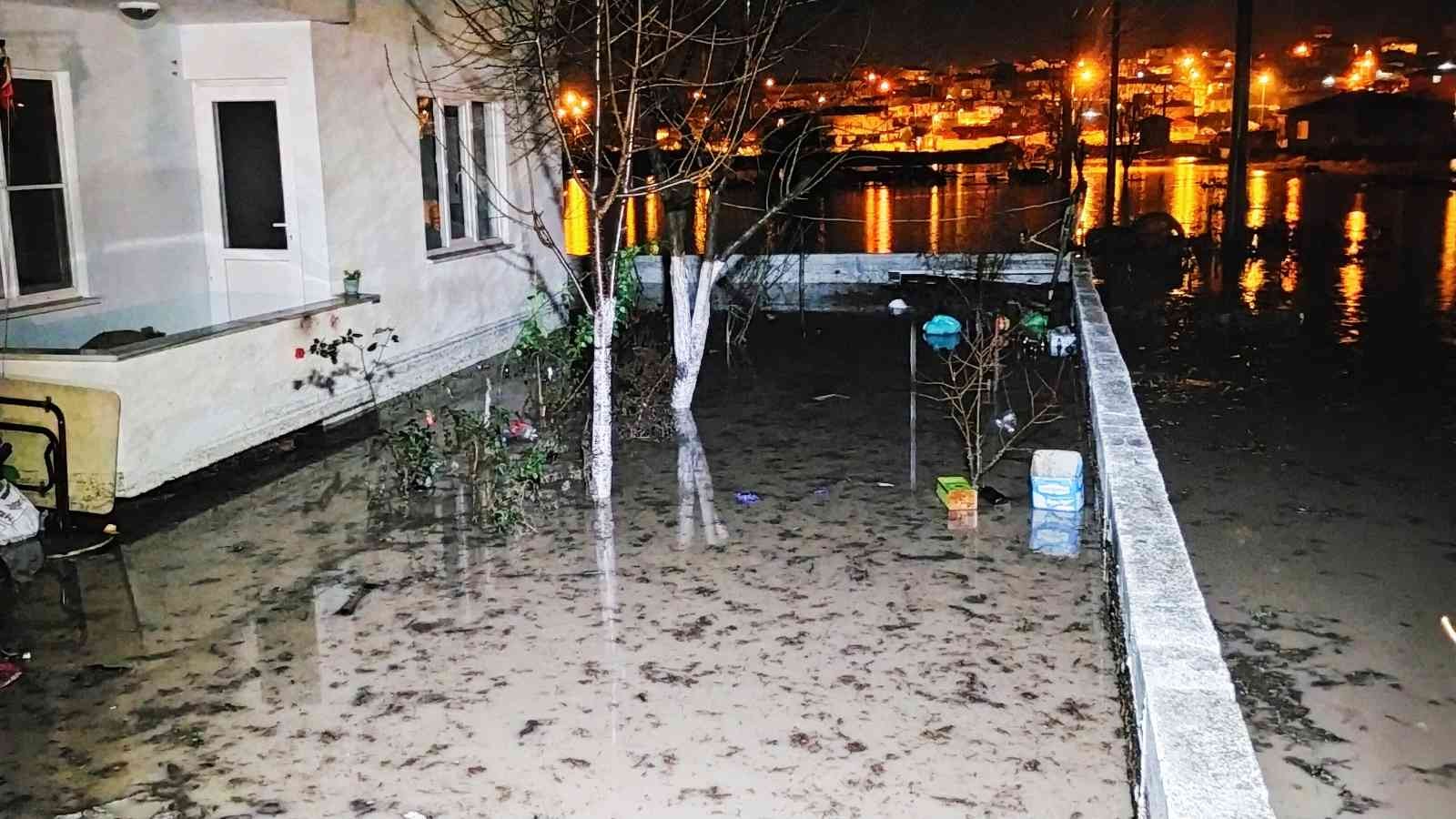 Edirne'de sel felaketi: Mahsur kalan aile ev eşyalarını kurtarmak için seferber oldu
