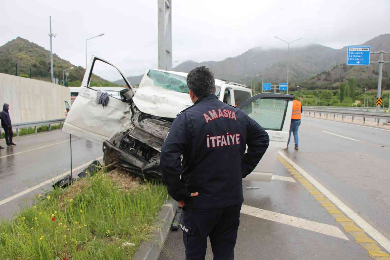 Amasya'da minibüs yol kenarındaki pikaba çarptı: 2 ölü, 6 yaralı
