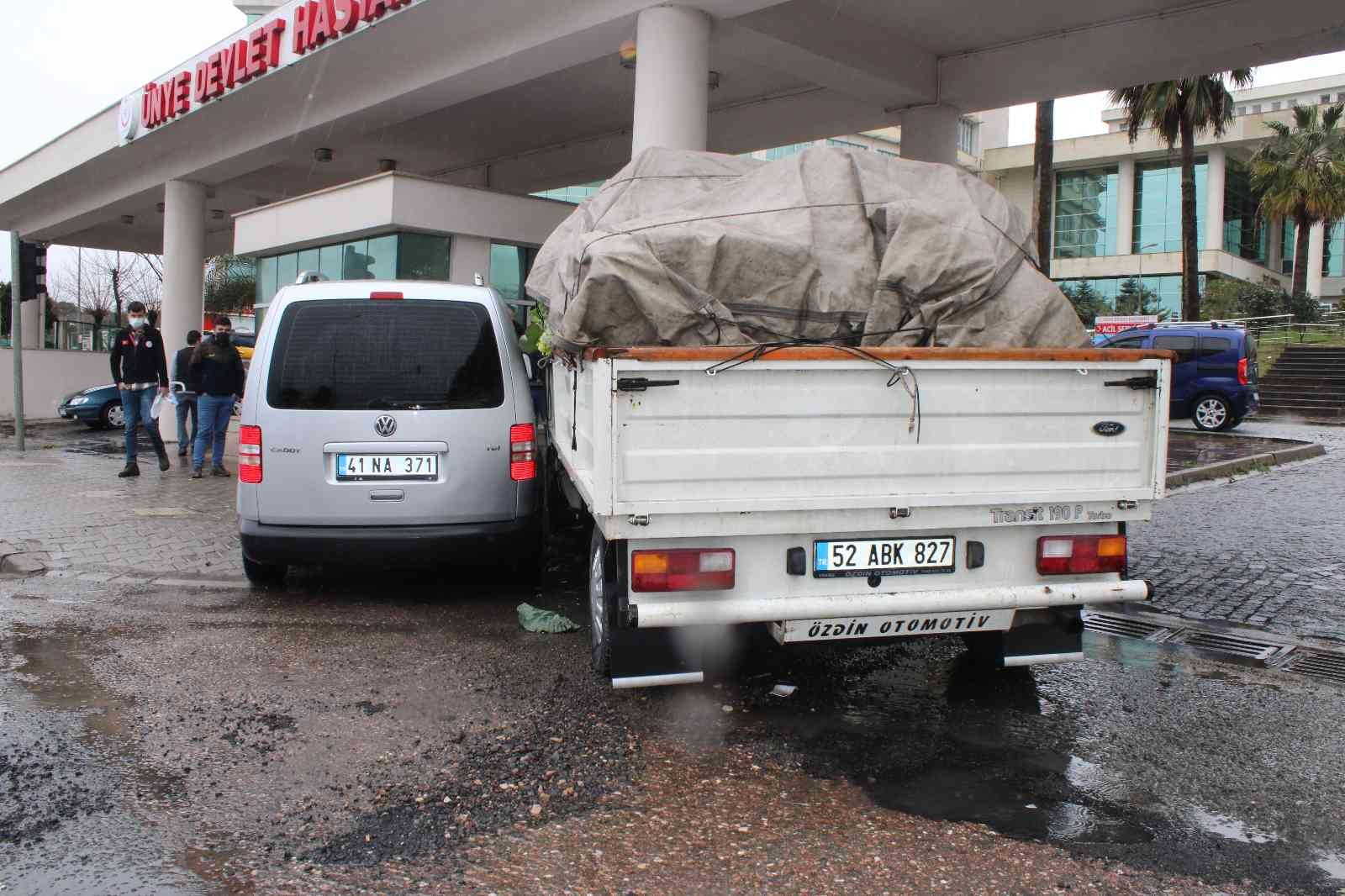 Ordu'da trafik kazası: Araçlar hastane girişindeki beton direğe çarparak durabildiler
