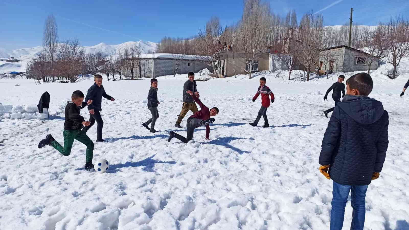 Köy çocuklarının karda futbol keyfi
