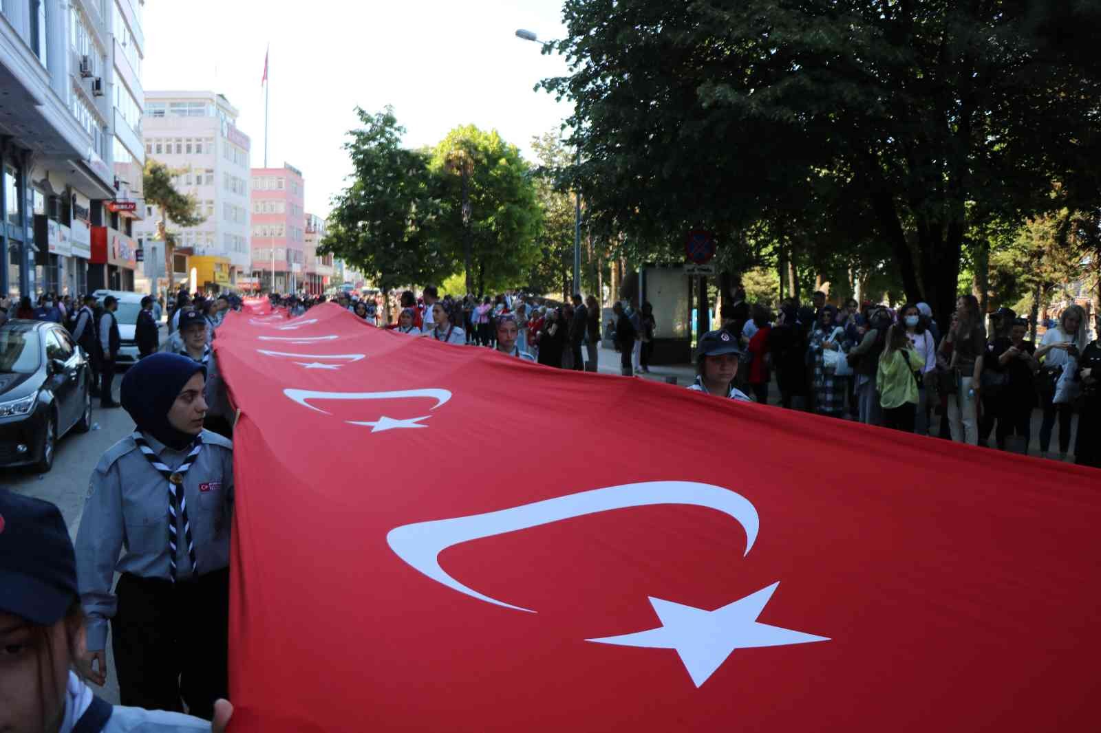 1919 metrelik bayrakla caddeler şenlendi
