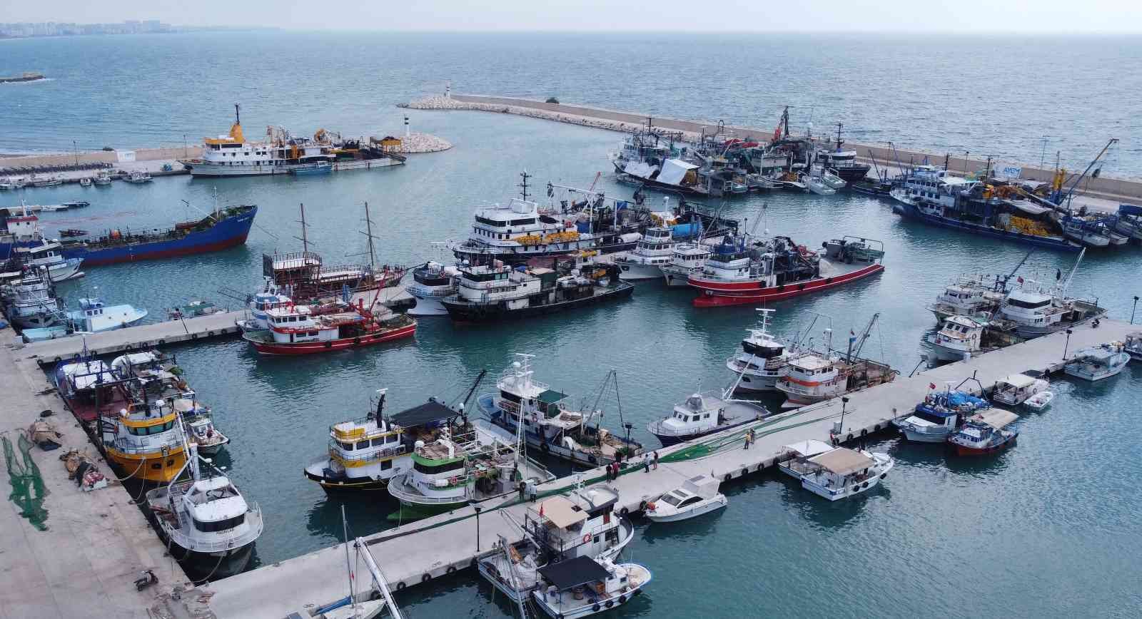 Akdeniz'de uluslararası sularda balıkçılara fırtına engeli
