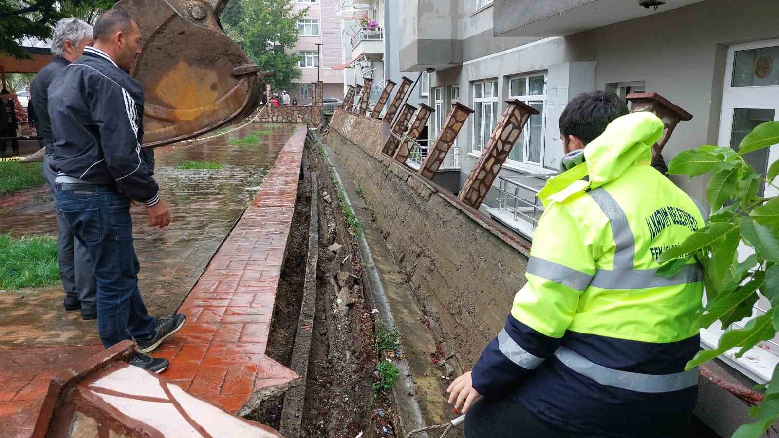 Samsun'da selden yıkılan parkın duvarı evlerin balkonlarına zarar verdi
