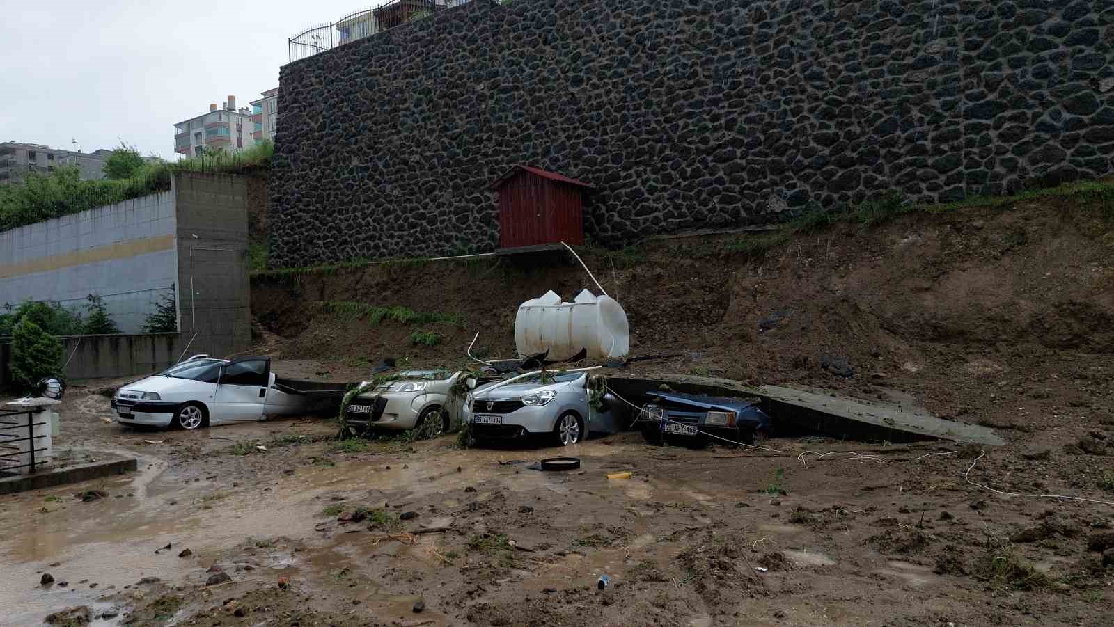 Samsun'da istinat duvarı araçların üzerine çöktü